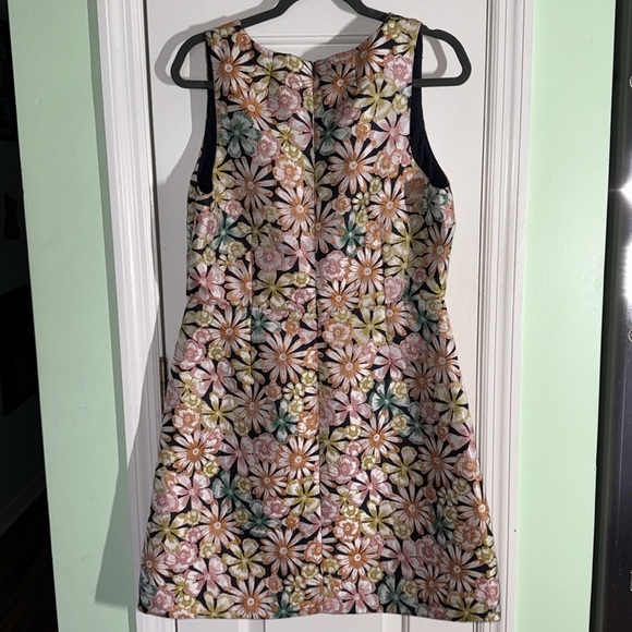 Banana Republic Pastel Colored Embroidered Daisies
Jacquard Mini Dress Size 12 - Picture 10 of 11